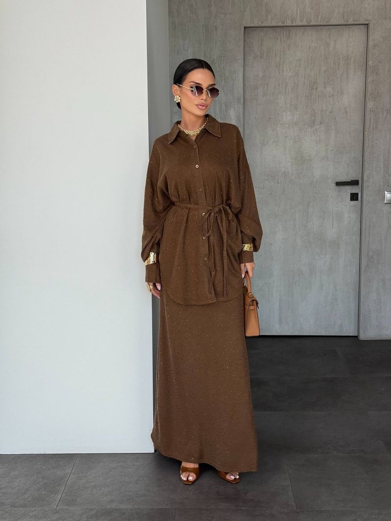 Completo in denim vintage effetto consumato: camicia oversize con bottoni e gonna lunga a vita alta con dettagli allacciati_voghion.com