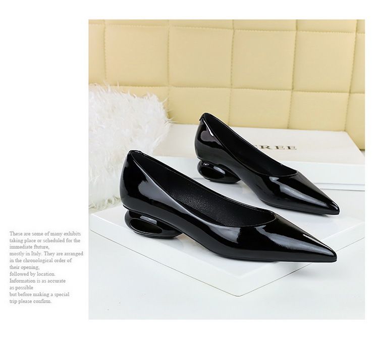 Scarpe singole da donna comode con tacco basso e punta a un pedale, in pelle verniciata, con tacco a forma speciale francese_voghion.com