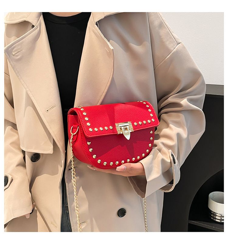 Moda casual semplice rivetto 2025 primavera personalità tendenza moda borsa a tracolla spalla sella_voghion.com