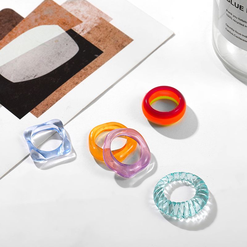 2025 Neuheiten Neue geometrische mehrfarbige transparente Acrylharzringe Set für Damen Mode Regenbogen runder Stapelfingerring Party_voghion.com