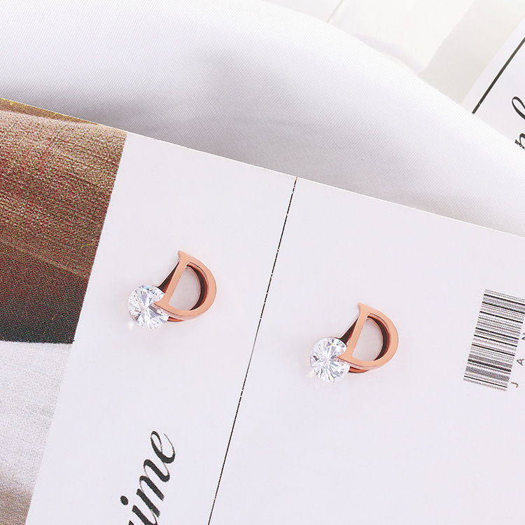 Orecchini classici in acciaio al titanio con lettera D in zircone per donna Set semplice di accessori per ragazze coreane in gioielli di moda_voghion.com