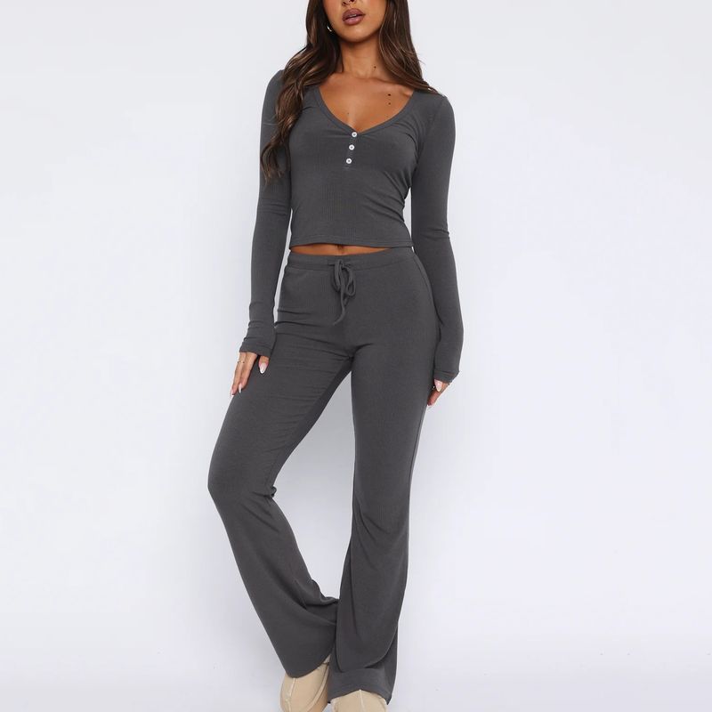 Completo due pezzi da donna, modello primavera autunno 2024, con maniche abbottonate, tinta unita, top attillato e pantaloni lunghi_voghion.com
