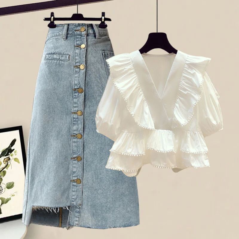 Sommer-Outfit-Set für kurvige Damen in großen Größen: Bluse mit V-Ausschnitt und hochgeschnittener Jeansrock_voghion.com