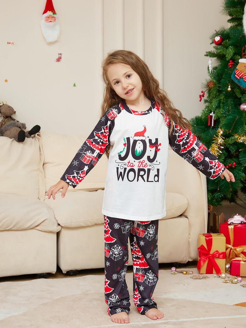 Pigiama natalizio per genitori e figli con lettere di cartoni animati natalizi stampate sull'albero di Natale_voghion.com