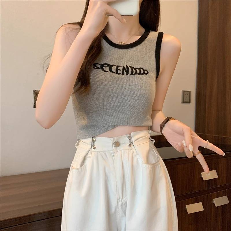 Yllään Camisole-toppi, plus-kokoinen tyttö kuuman tytön kanssa, jolla on dopamiinihihaton toppi kesällä_voghion.com