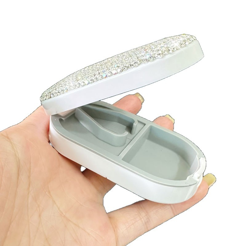 Pilulier de voiture haut de gamme avec diamants – Boîte de rangement de style japonais 18 L avec coupe-comprimés intégré (compacte, élégante, multi-compartiments)_voghion.com