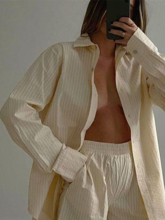 Completo da donna con pantaloncini, camicia a righe a maniche lunghe e pantaloncini larghi a vita alta, completo da due pezzi_voghion.com