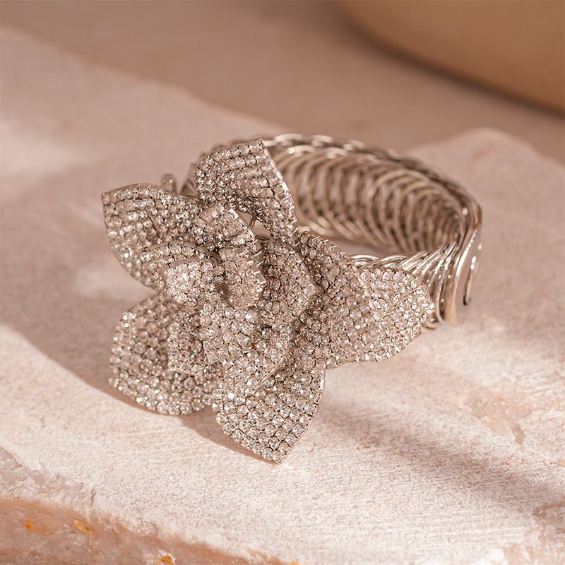 Diamond-set metallic three-dimensional flower opening bracelet_voghion.com