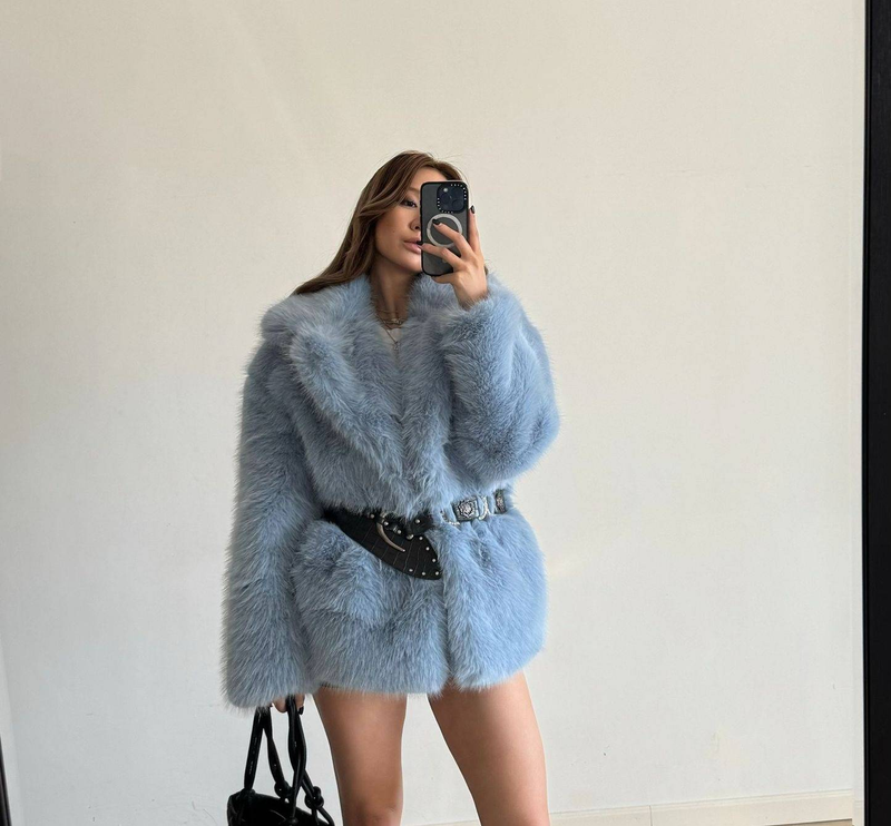 Modny płaszcz ze sztucznego futra lisa – średniej długości pluszowa kurtka damska (rozmiary S-L, ultramiękka, wyraziste kolory, streetwear i glamour, zimowy niezbędnik)_voghion.com