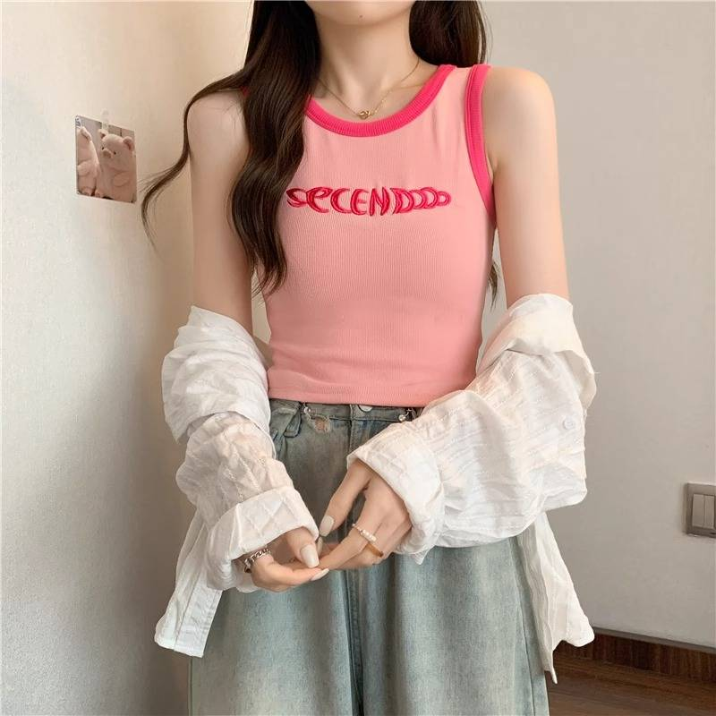 Yllään Camisole-toppi, plus-kokoinen tyttö kuuman tytön kanssa, jolla on dopamiinihihaton toppi kesällä_voghion.com