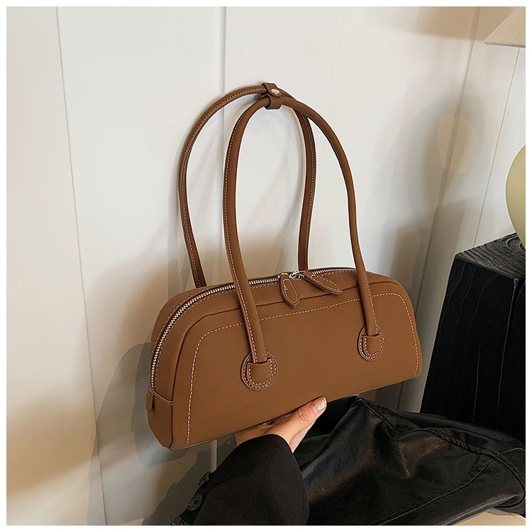 Bolsas de design de nicho para deslocamento com axila fosca com costura de carro grande capacidade ombro 2024 bolsa feminina premium_voghion.com