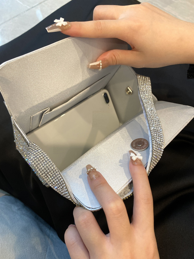 Nuova borsa per banchetti per abiti da sera da sposa in argento con diamanti in acqua e nappa_voghion.com