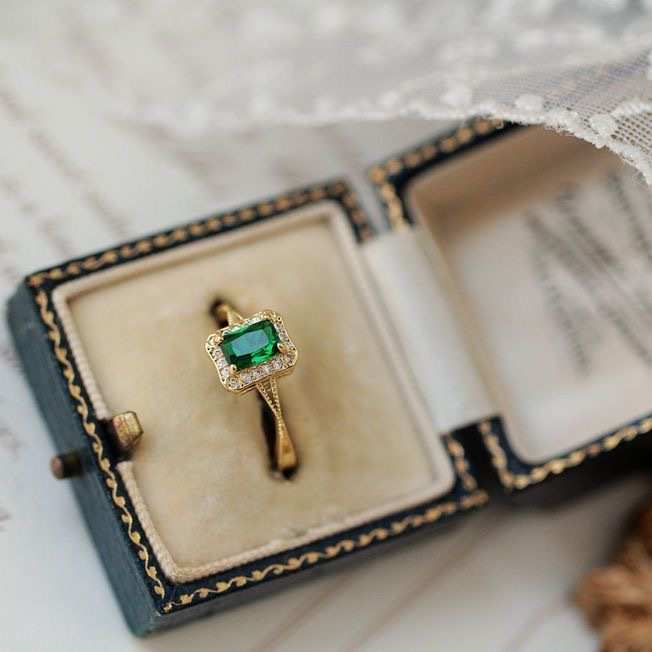 New exquisite inlaid square diamond emerald for women's opening, niche palace Western French style ring_voghion.com