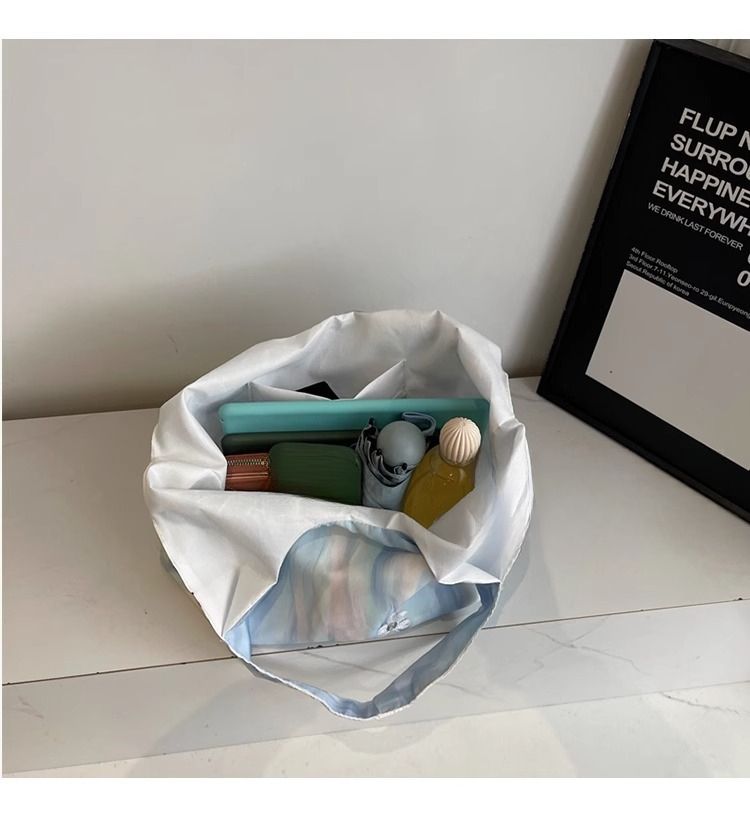 Borsa a tracolla grande e capiente in tela floreale autunno/inverno 2025, versatile e alla moda_voghion.com