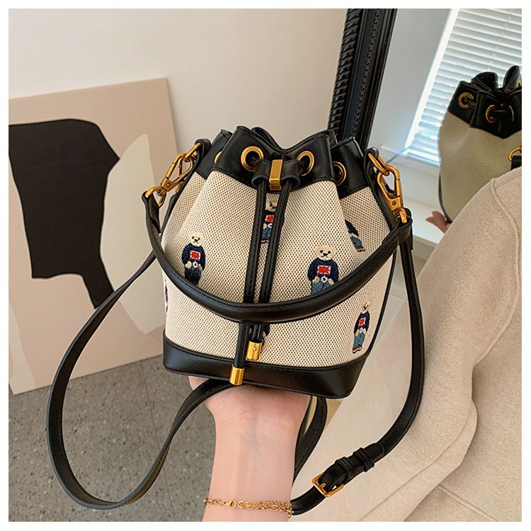 Frauentaschen Stickerei Thread Hand Bär 2024 Neue Mode Nische Schulter Messenger Bag weiblich_voghion.com