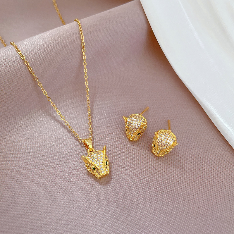 Set di collane con orecchini a bottone leopardati in cristallo micro pavimentato per le donne Set di gioielli di personalità in acciaio inossidabile color oro 2023 Nuovo_voghion.com