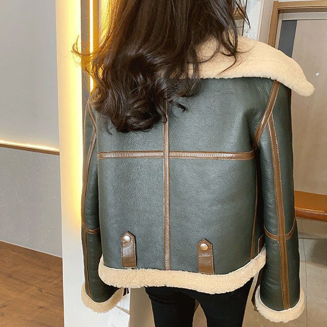Auffällige grüne Shearling-Bomberjacke für Damen – Kurzer Kunstledermantel mit Stehkragen und Farbblockierung (Dunkelgrün) – S/M/L/XL/2XL_voghion.com