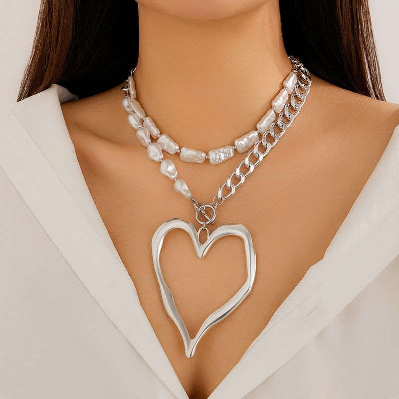 Elegante collana a doppio strato con cuore di lava esagerato in perle artificiali barocche_voghion.com