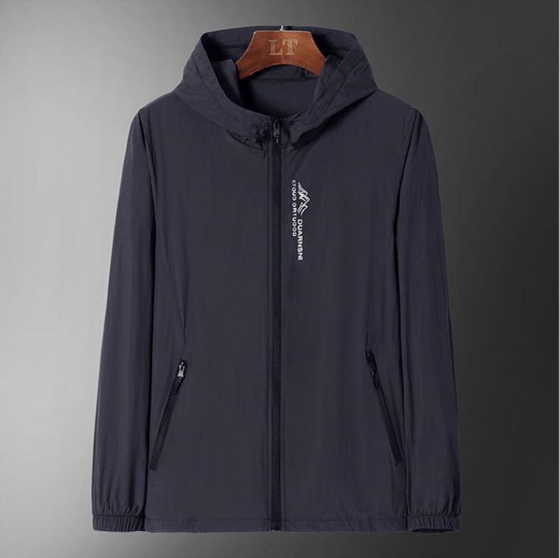 Unschlagbare Qualität Sommer Kapuze Lockere und leichte Windjacke Haut Herren bedruckt Reißverschluss Einfache UV-beständige Outdoor-Sonnenschutzjacke_voghion.com
