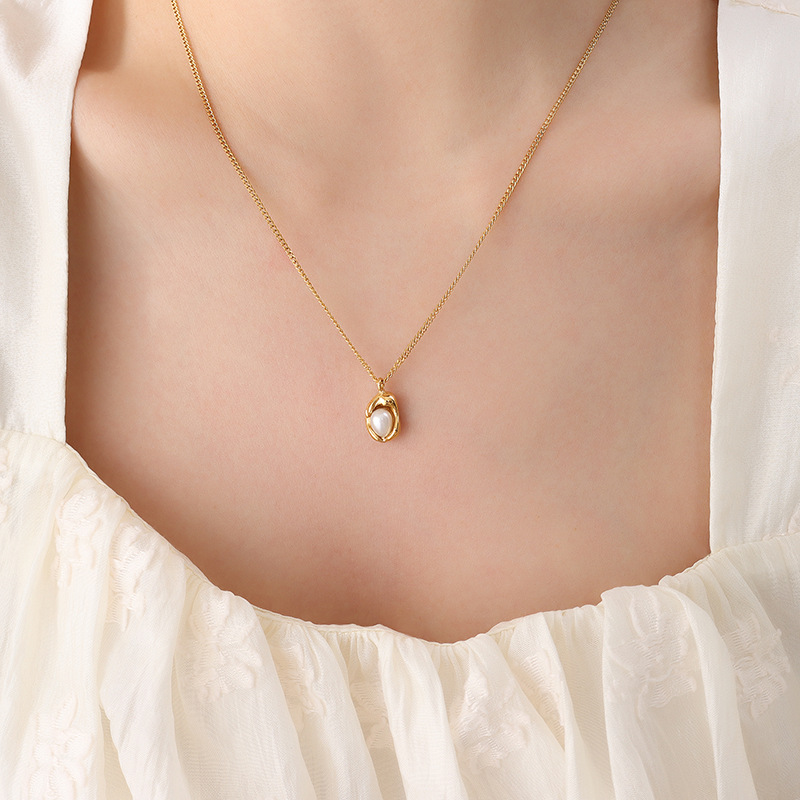 Collar con colgante irregular de acero, titanio, chapado en oro, estilo cubano, con diseño de nicho y incrustaciones de perlas naturales de agua dulce._voghion.com