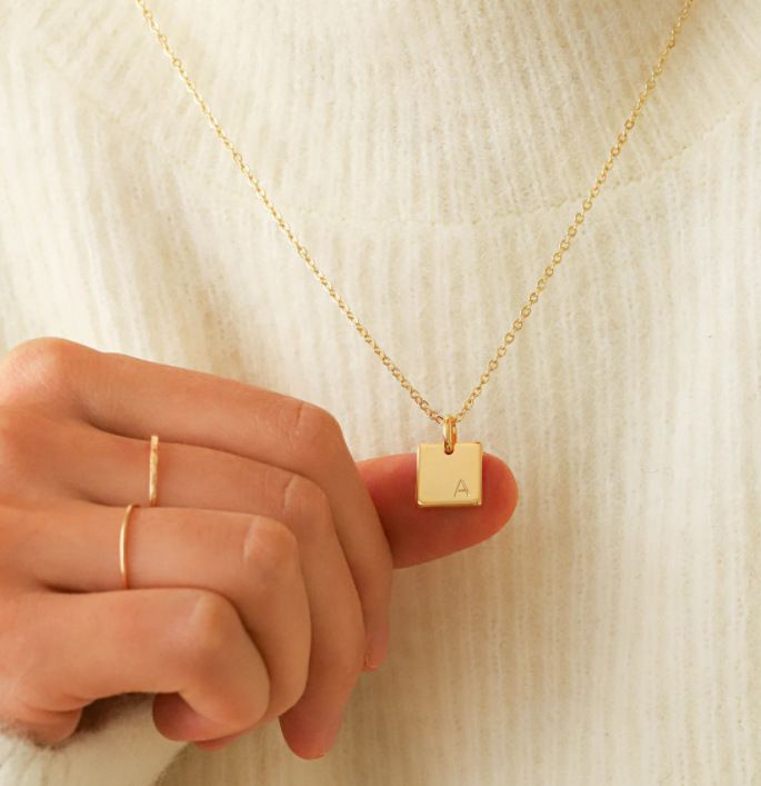 Collana da donna con 26 lettere incise in oro K personalizzate, collana alla moda in acciaio al titanio rettangolare con 26 lettere inglesi_voghion.com