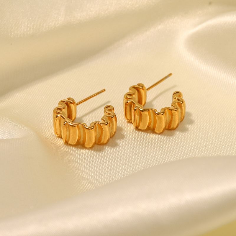 Instagram influencer's gold-plated pleated C-shaped earrings with trendy and versatile design_voghion.com