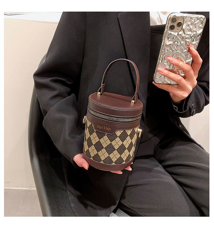 Borsa a tracolla alla moda con tracolla a secchiello Lingge versatile di lusso da donna della primavera 2024_voghion.com