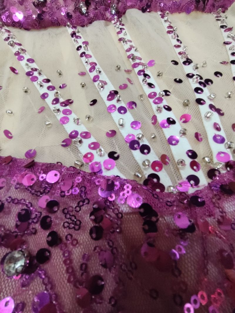 Elegante abito da sera aderente senza maniche con paillettes e strass per red carpet, feste e occasioni speciali – Splendido abito aderente in viola prugna_voghion.com