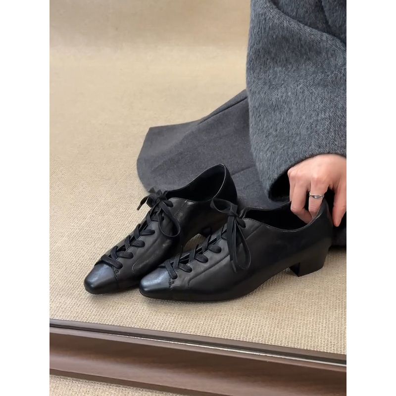 Versione in pelle di mucca ~ Mocassini eleganti con tacco grosso e stile old fashioned, in pelle, con lacci incrociati_voghion.com