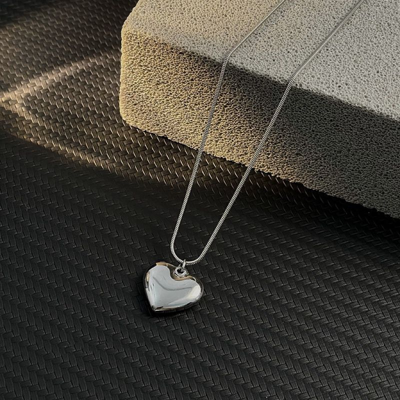 Halskette aus Titanstahl mit Herzanhänger für Damen, lichtechte Schlüsselbeinkette, leichtes Luxus-Nischendesign, High-End-Schlicht_voghion.com