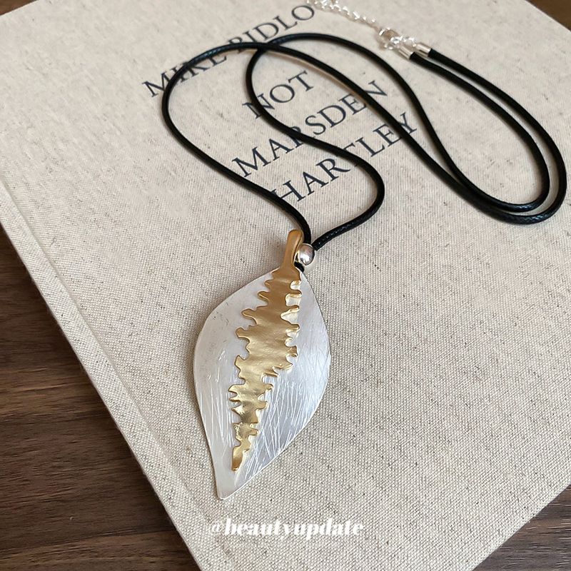 Halskette mit Blattanhänger aus Leder, Persönlichkeit, schlicht, elegant, Schlüsselbein, Nischenmode, High-End-Pulloverkette für Frauen_voghion.com