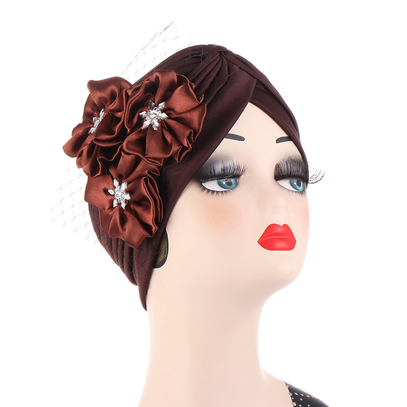 Modischer dekorativer Turban-Hut, indischer Hut, Patch-Mesh-Pullover mit drei Blumen_voghion.com