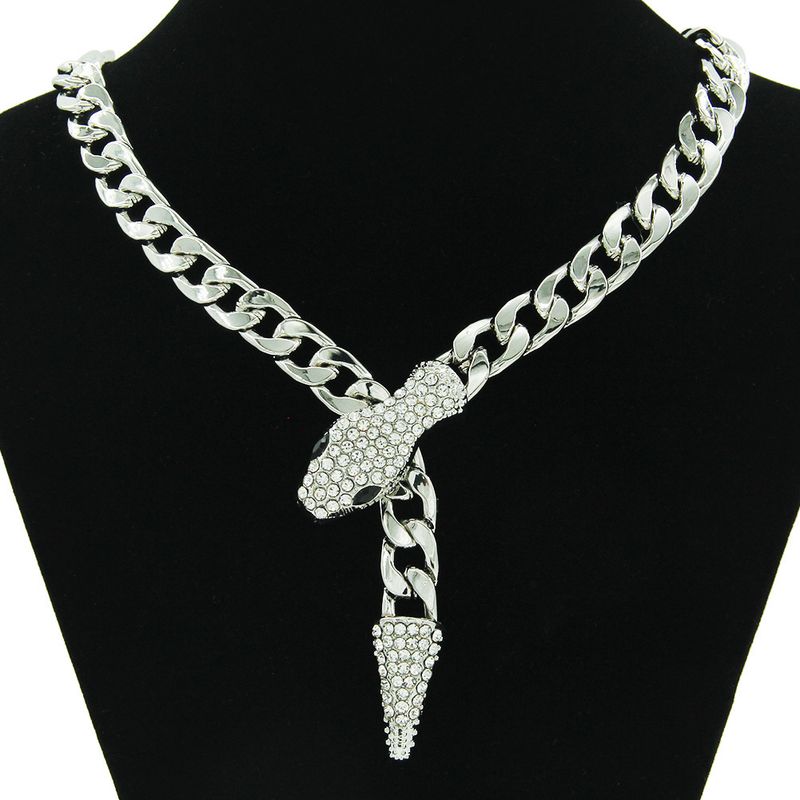 Collana con chiusura magnetica a testa di serpente con diamanti, stile cubano leggero e corto, di lusso, con design di nicchia unico e catena per clavicola._voghion.com
