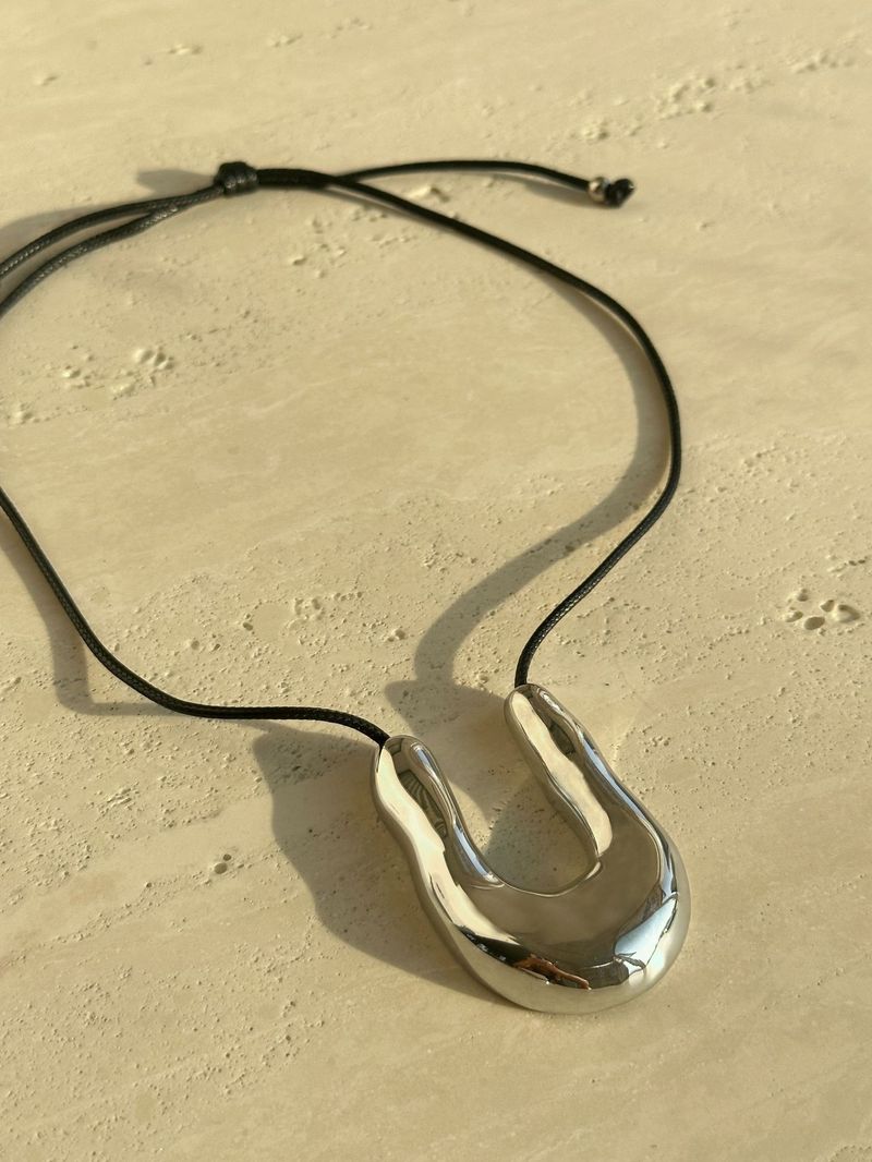 Collana con coulisse esagerata a forma di U in acciaio al titanio placcato oro Spot INS_voghion.com