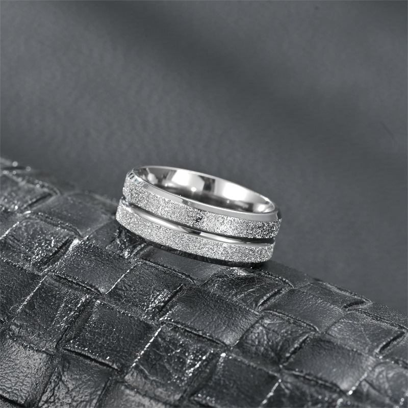 Nuovi accessori popolari: anello di coppia satinato a linea singola in acciaio inossidabile, anello in acciaio al titanio europeo e americano, gioielli fatti a mano in versione coreana_voghion.com