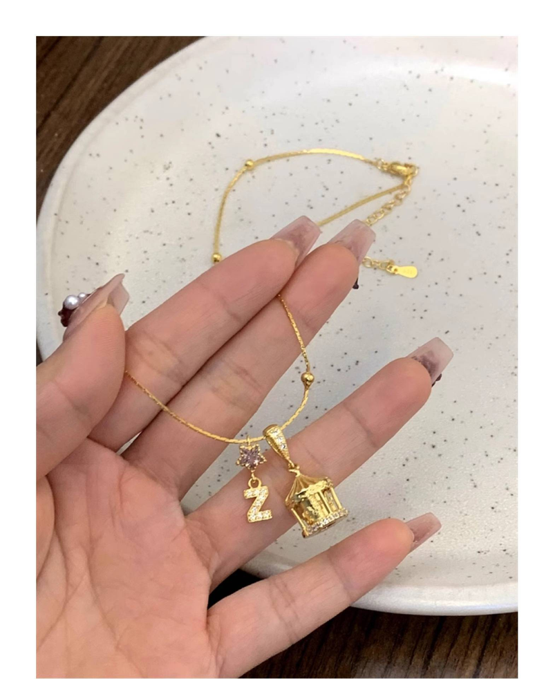 Die neue Karussell-Halskette ist feminin, süß und festlich, und die hübschen Joker-Freundinnen für jeden Tag sind mit Accessoires aus K-Gold überzogen._voghion.com