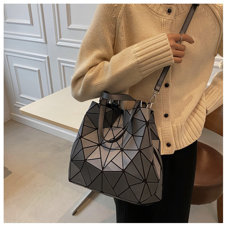 2023 moda cuciture geometriche borsa Lingge tendenza trama grande capacità una borsa a tracolla da donna_voghion.com