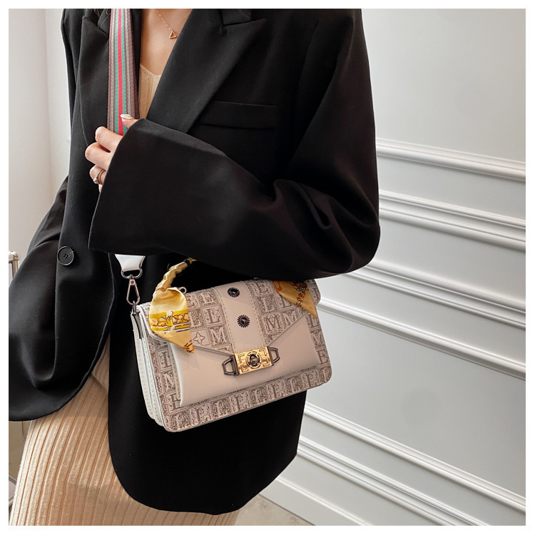 2023 neue heißer Verkauf kleine quadratische Tasche Damentasche trendige Mode Handtasche Seidenschal Damentasche bedruckte Schulter Messenger Bag_voghion.com