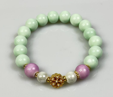 Handgefertigte Keramikarmbänder aus Jingdezhen: Von Kunsthandwerkern mit glasierten Perlen und Miniaturschnitzereien für den täglichen Gebrauch und zum Verschenken gefertigt, strahlen sie Raffinesse aus._voghion.com