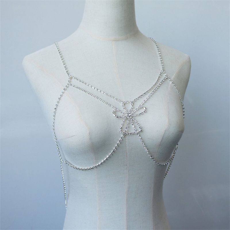 Elegante florale Körperkette für Damen mit Strasssteinen für Ausgehen und Bikini. Sexy Nachtclub-Strass-Körperkette in Blumenform für Bikini-Brust_voghion.com