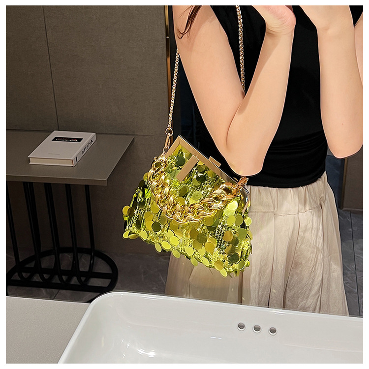 Piccola borsa per le donne 2023 Nuova borsa a tracolla versatile con catena di paillettes, borsa da sera con clip alla moda_voghion.com