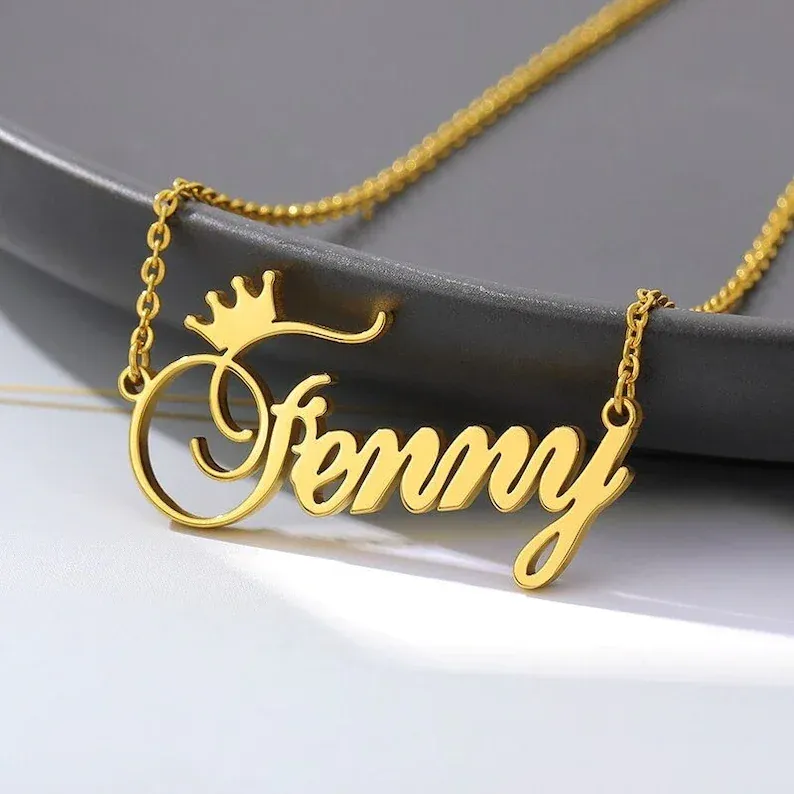 Collana con nome personalizzato per donna Collana con ciondolo a forma di lettera in acciaio inossidabile dorato con carattere corsivo a corona personalizzato, regalo di Natale_voghion.com