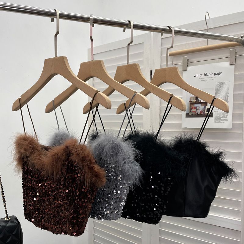 Completo due pezzi con canotta in pelliccia e paillettes + maglietta a maniche lunghe con collo alto e mezza maglia in prospettiva_voghion.com