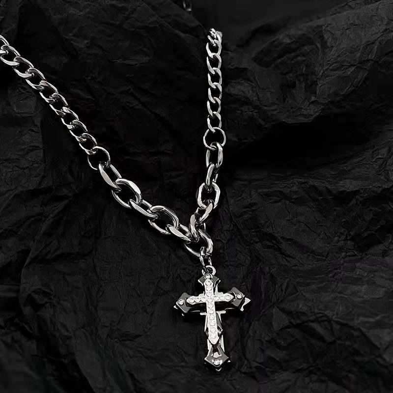 Collana da donna con orso dolce e violento, design di nicchia, catena per felpa con croce avvolta, accessori autunno inverno per_voghion.com