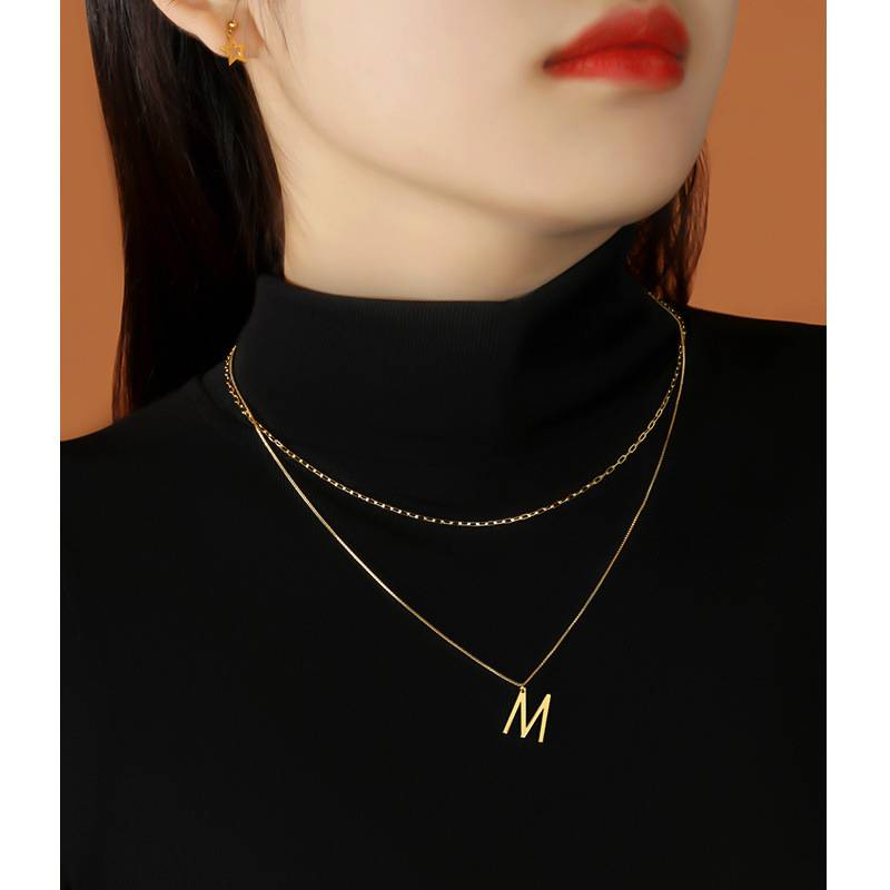 Pingente de letra de camada dupla banhado a ouro e prata esterlina, luxuoso, com corrente de clavícula, design de nicho feminino de alta qualidade_voghion.com