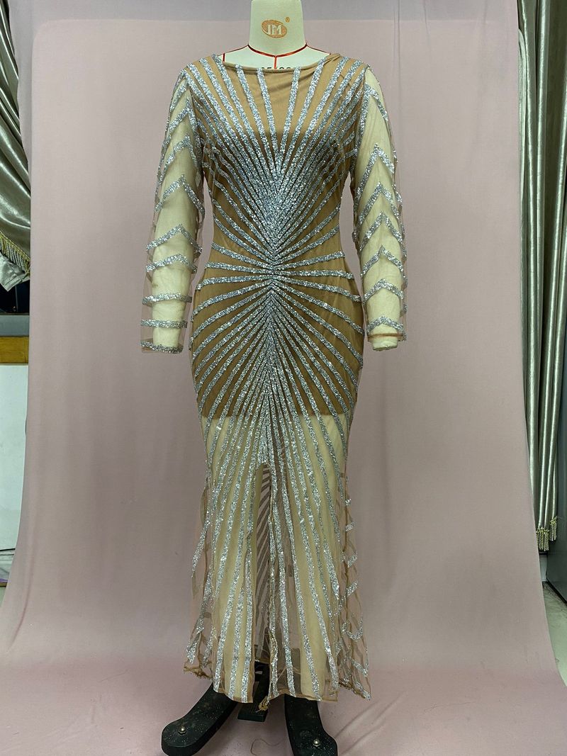 Abito da sera con maniche a rete e gonna lunga con spacco, nuovo stile primavera 2025 per donna_voghion.com
