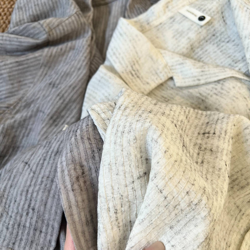 La nuova camicia da uomo con colletto cubano e design tie-dye dell'estate 2025 è caratterizzata da un top a maniche corte, ampio e casual._voghion.com