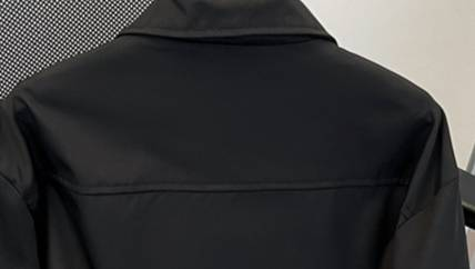 Structured Short-Length Executive Jacket – Retro Workwear-Inspired Zip-Up Blazer With Subtle Shoulder Padding_voghion.com