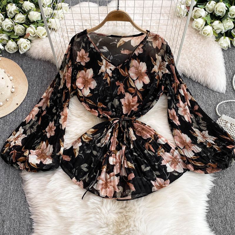 Completo da donna in due pezzi, stile maturo e leggero, con camicia a pieghe a fiori e vita ampia + pantaloni dritti a gamba larga e vita alta._voghion.com