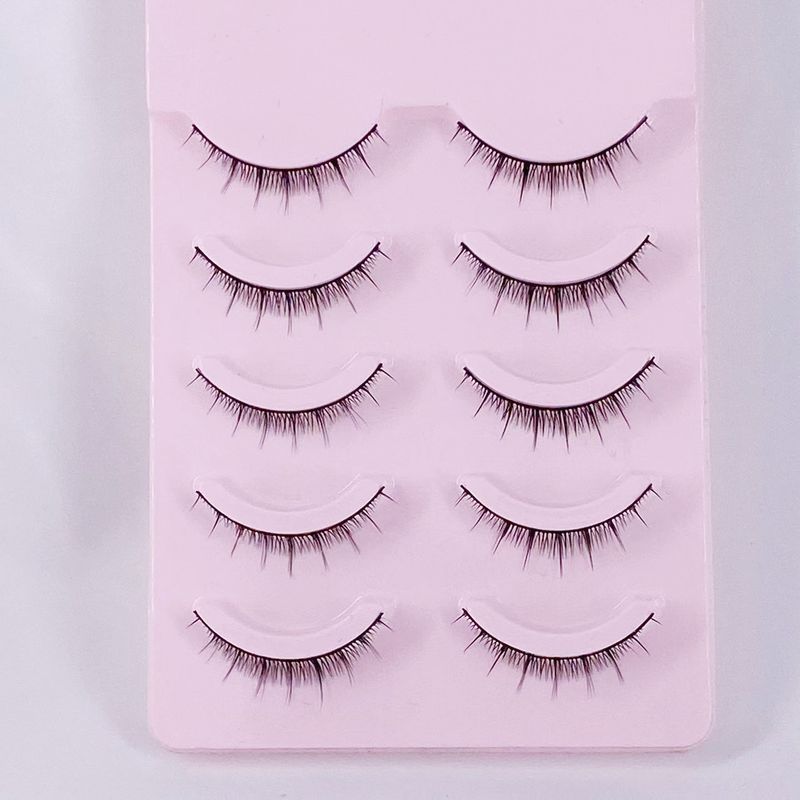 False Eyelashes Are Flat And Short, Small Eyes Naturally Upturned, And Stiff Stems Supporting The Eyelid Veil._voghion.com